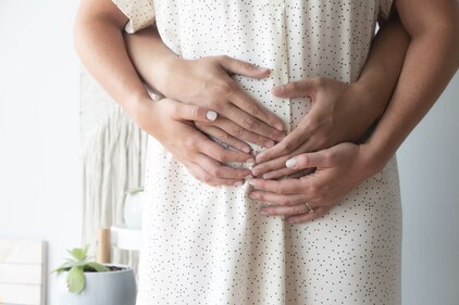 man en vrouw pakken elkaar vast