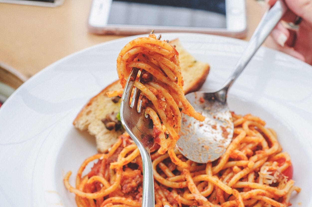 een bord met spaghetti bolognese