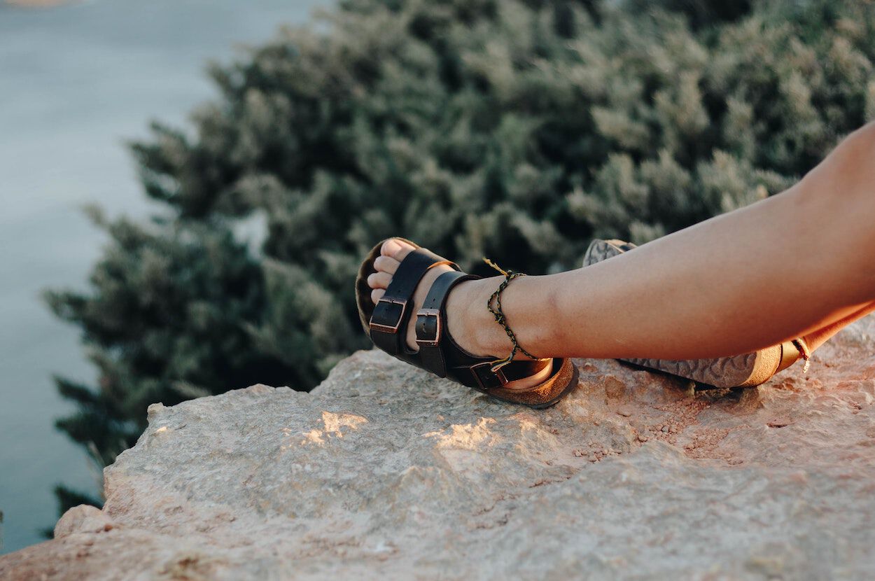 voeten in sandalen