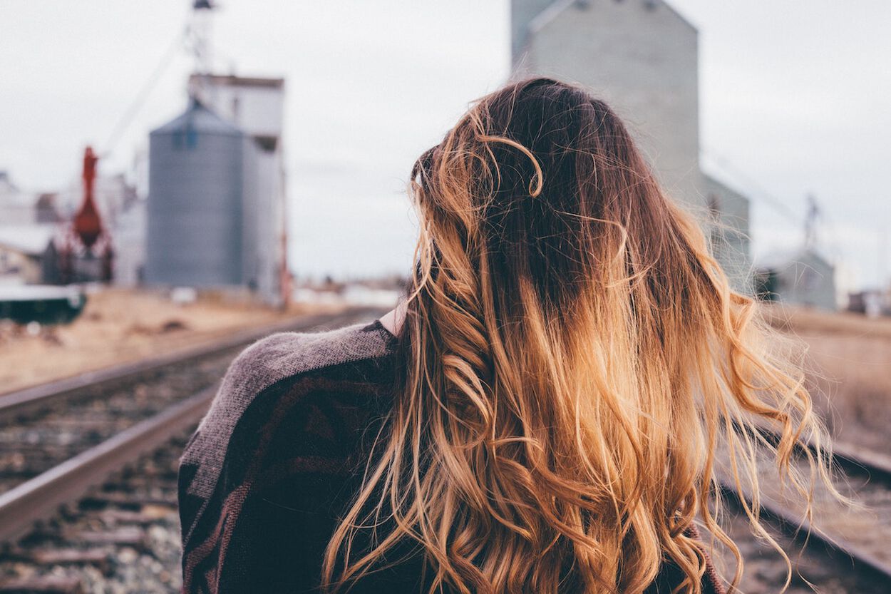 Vrouw met wind in haar haar