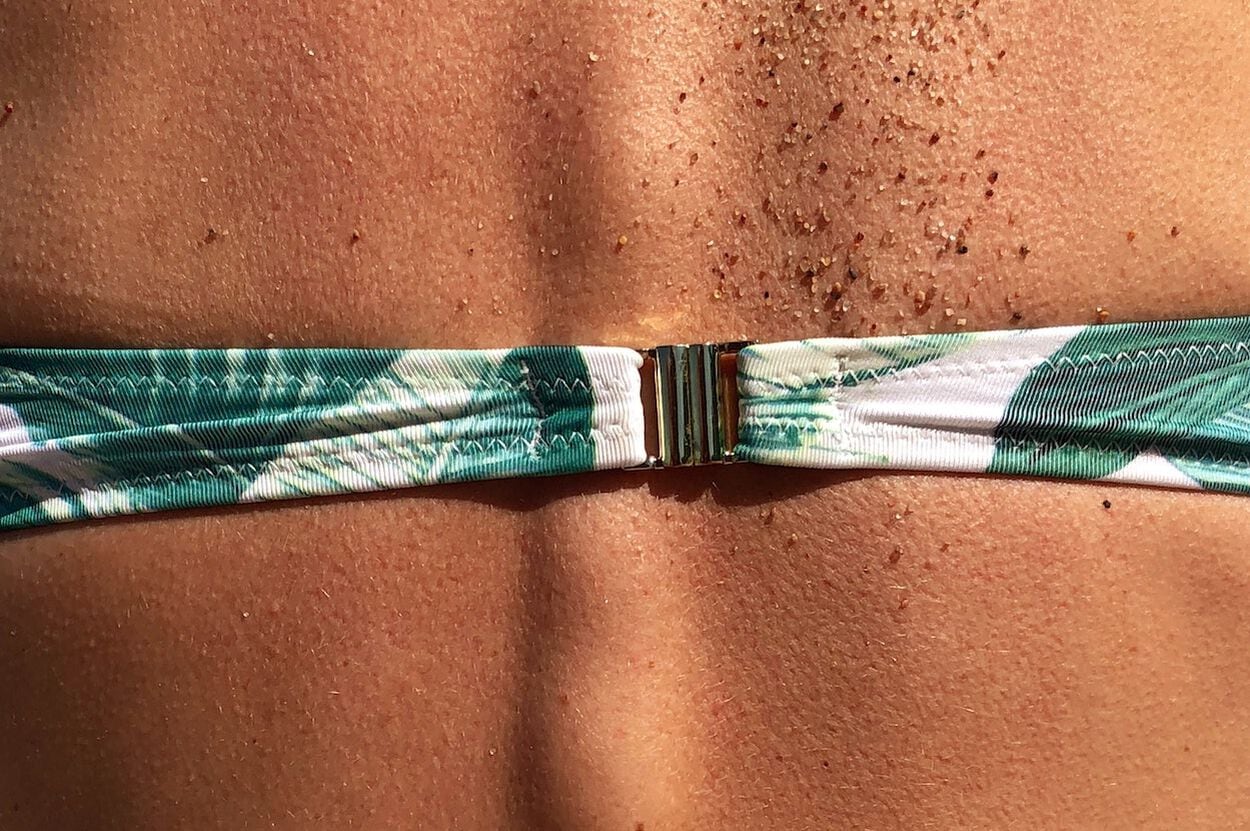 rug van vrouw in bikini