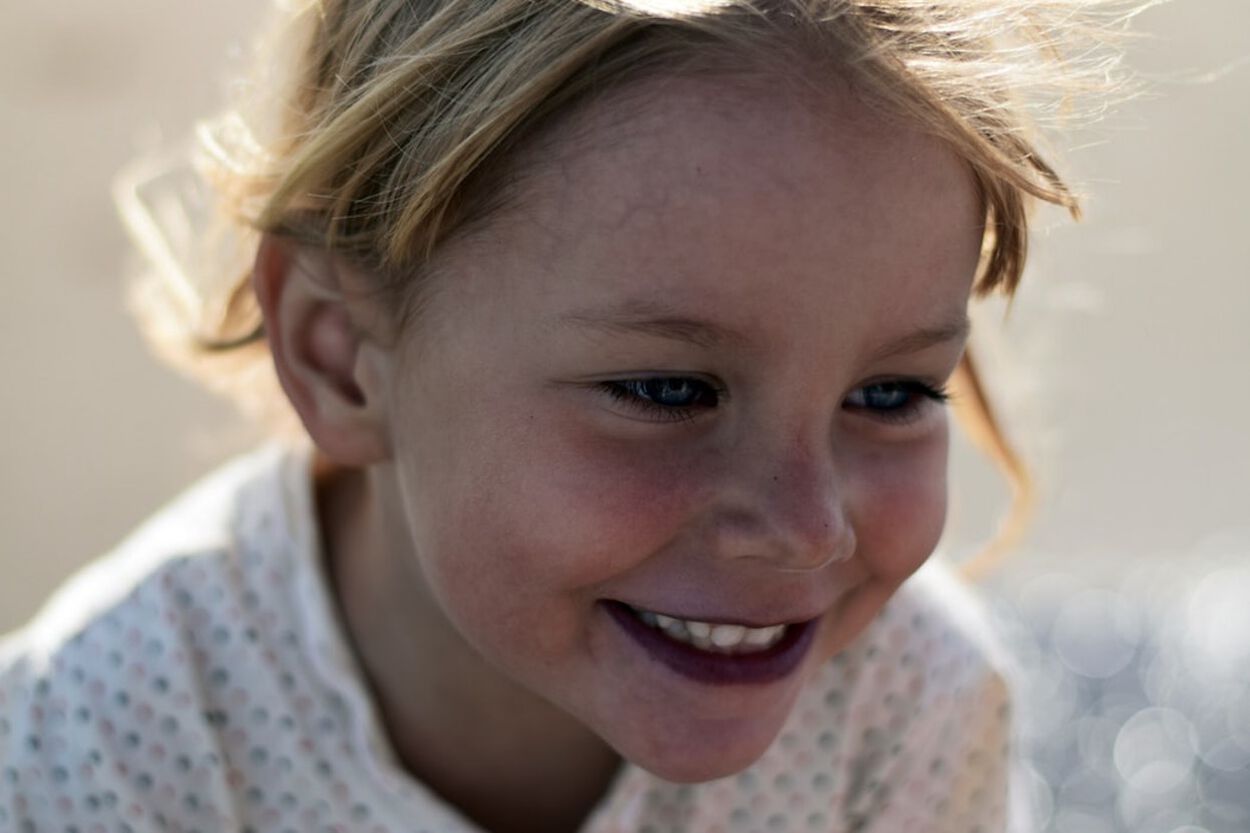 meisje met blonde haren met lach