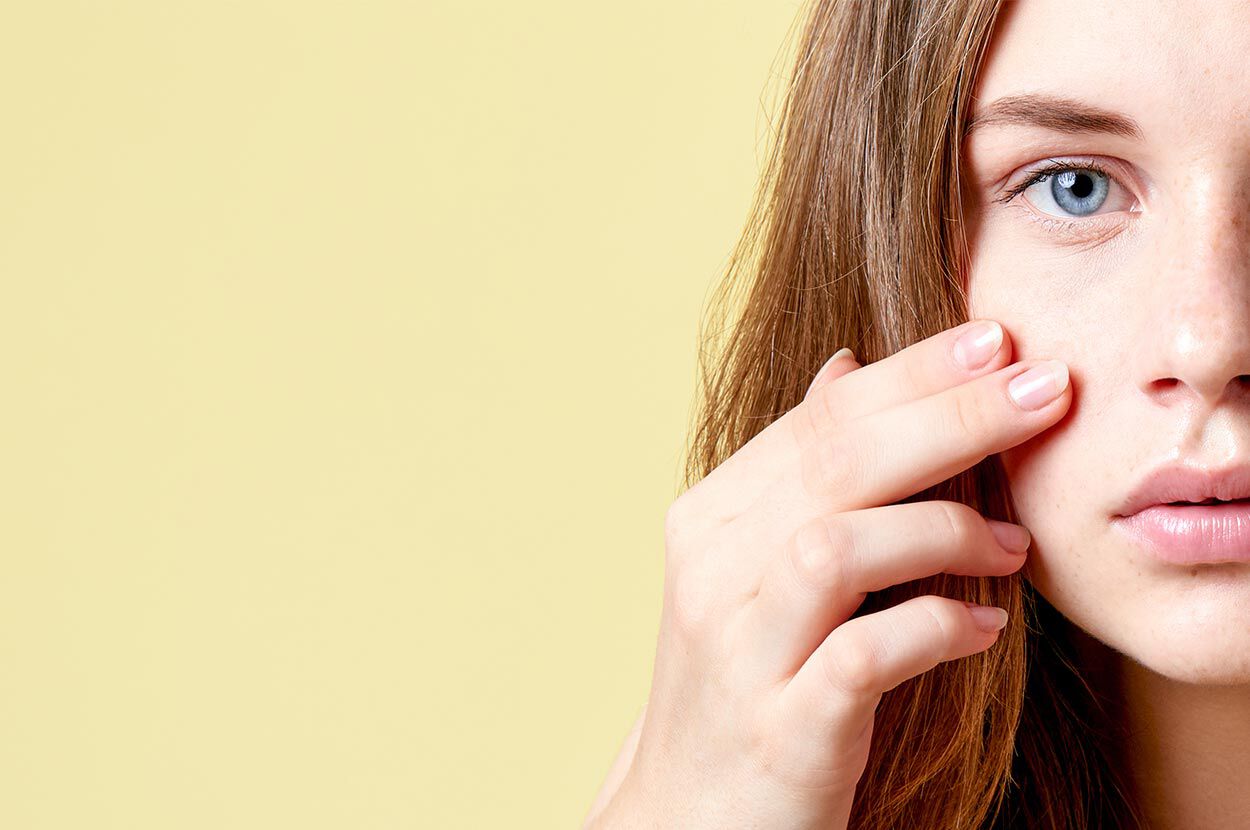 vrouw met hand op gezicht
