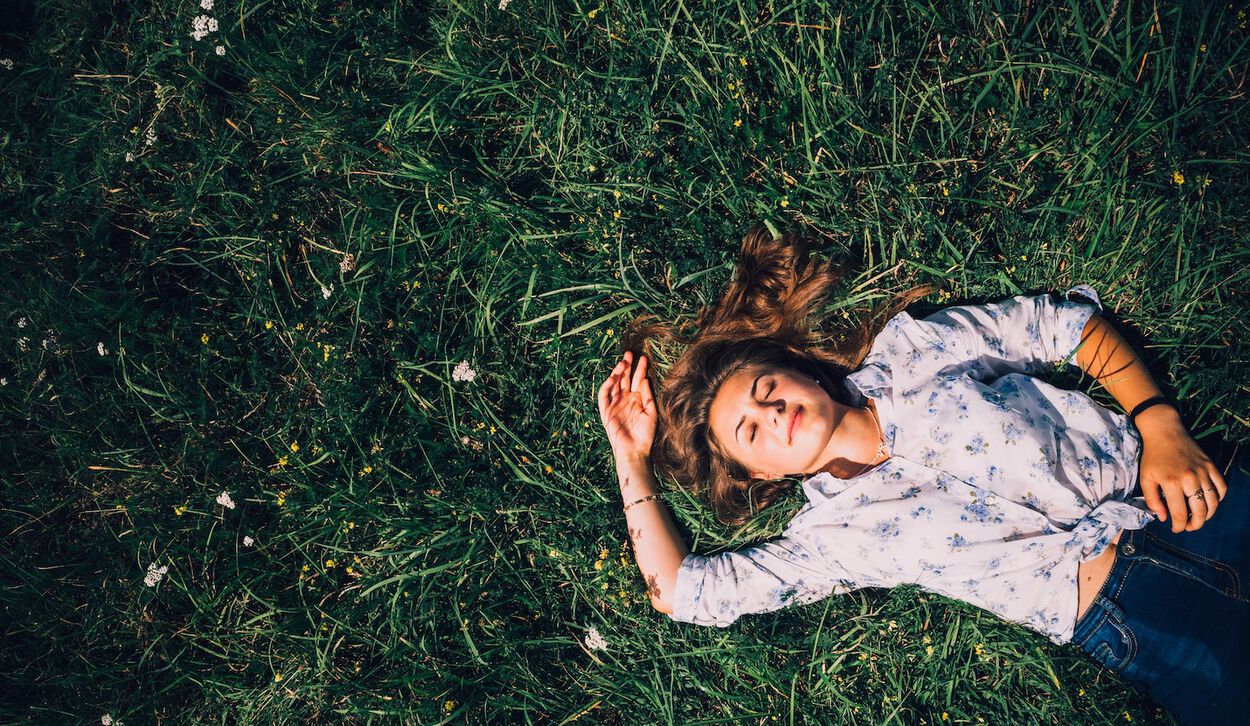 Vrouw ligt in het gras