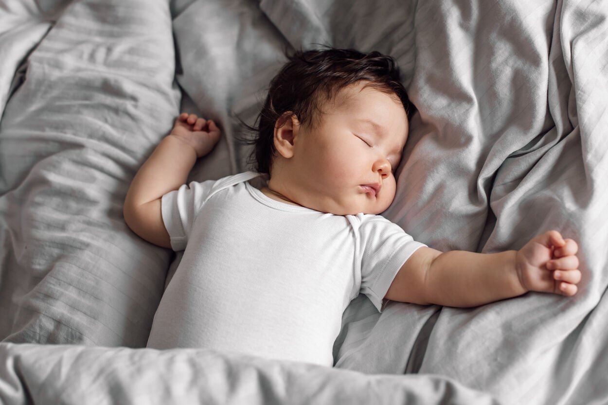 Baby die midden in de slaapregressie zit en eindelijk in slaap is gevallen.