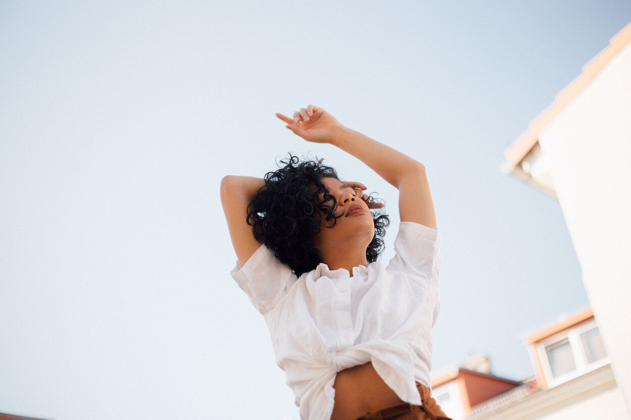 vrouw die deodorant opspuit