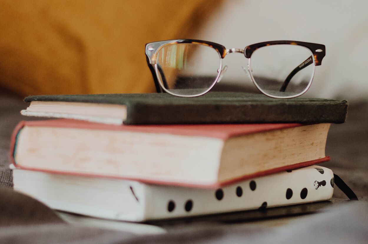 Boekenstapel met brillen