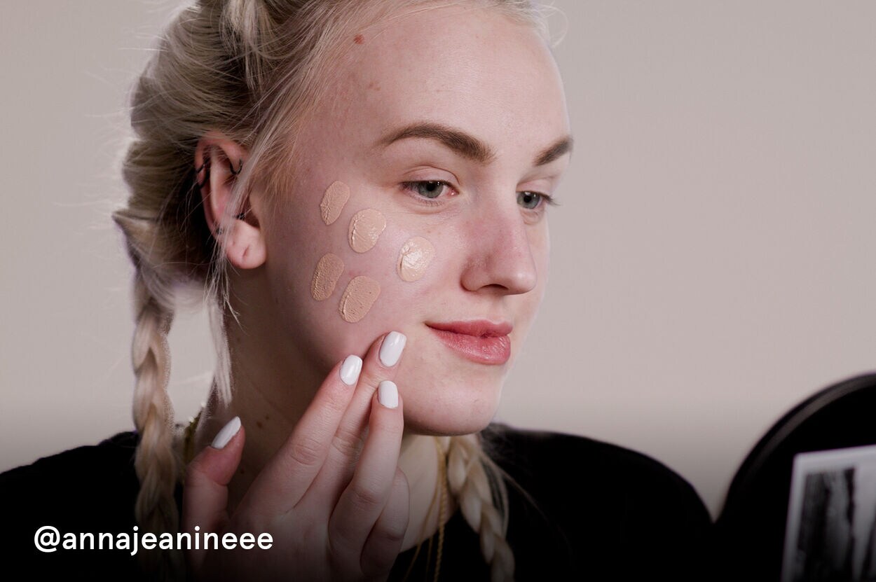Maybelline make-up school meisje voor een spiegel