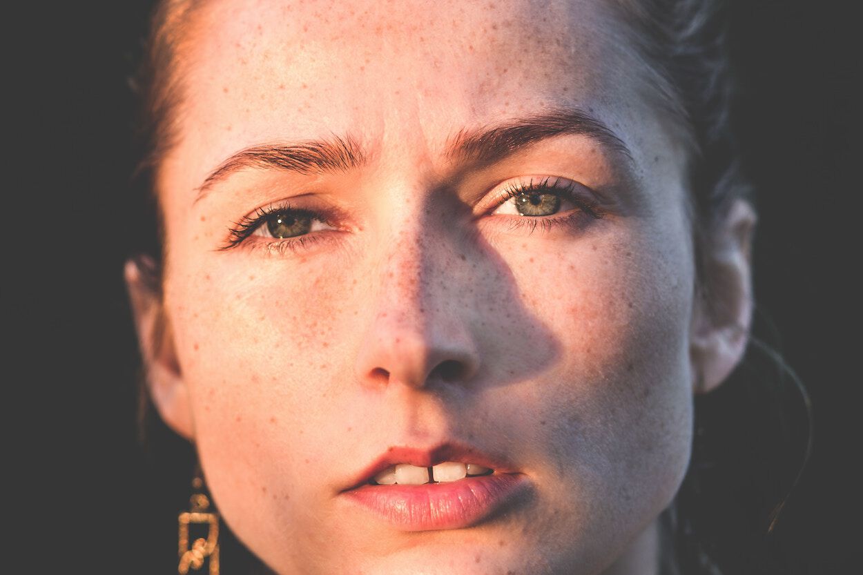 vrouw met sproeten