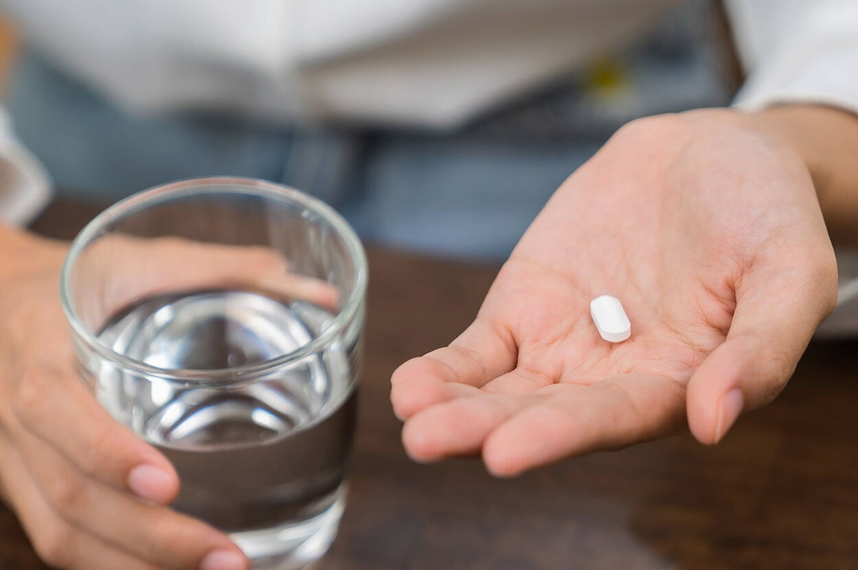 Een vitamine A supplement in de hand