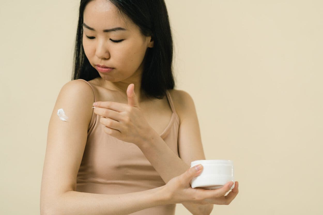 vrouw die creme smeert
