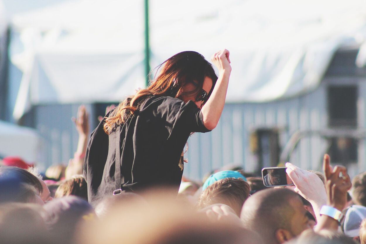 vrouw op schouders op festival feest
