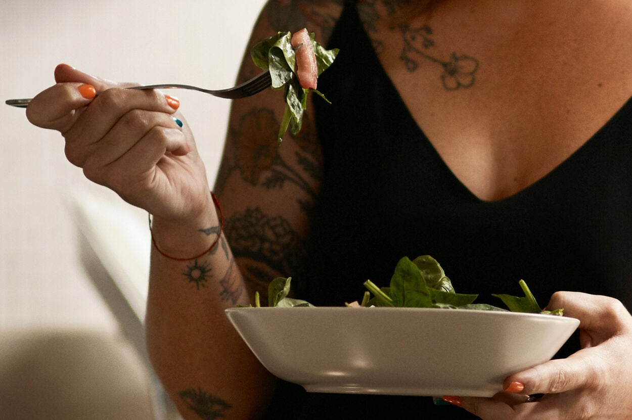 Vrouw eet gezonde salade