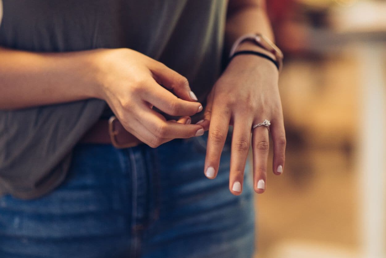 vrouwenhand met gelakte nagels