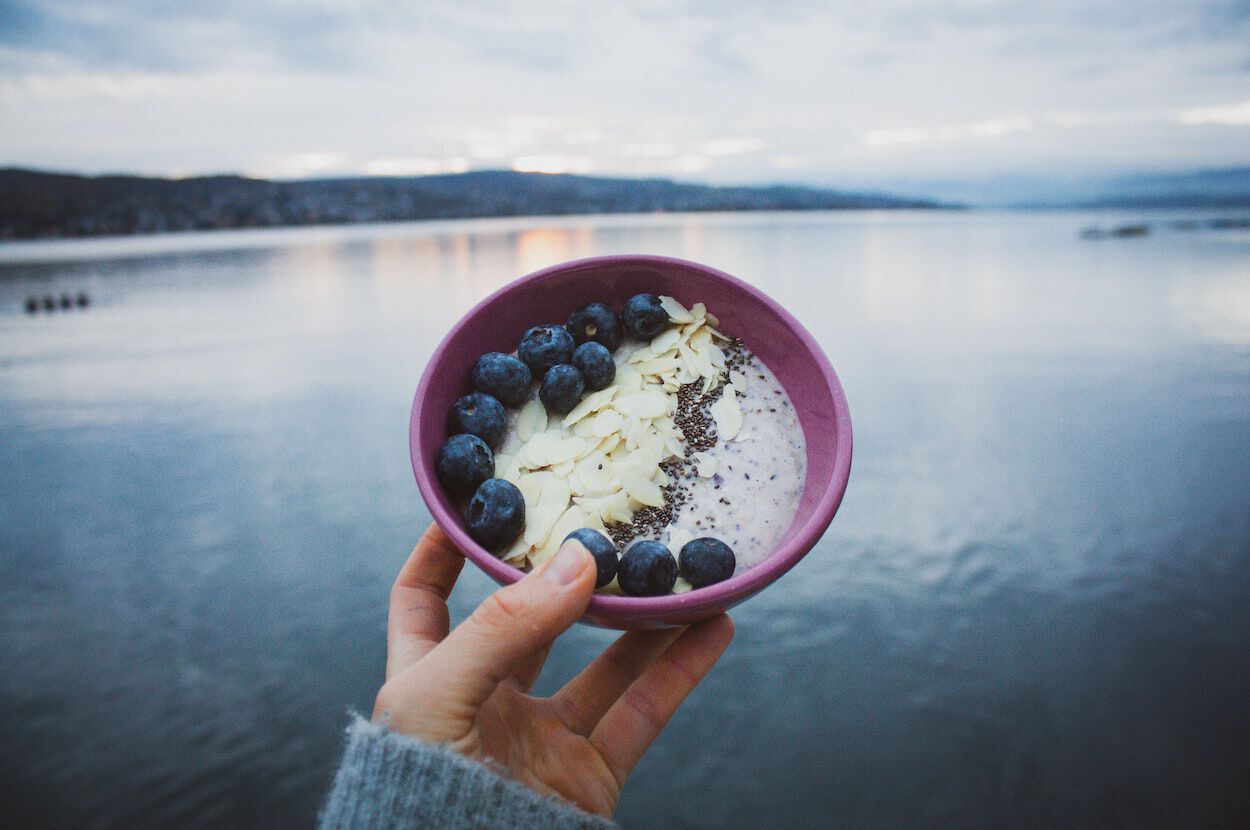smoothiebowl met bosbessen, amandelen en chiazaad