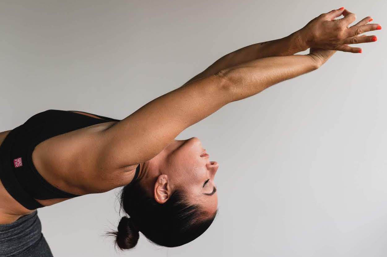 vrouw doet yogahouding