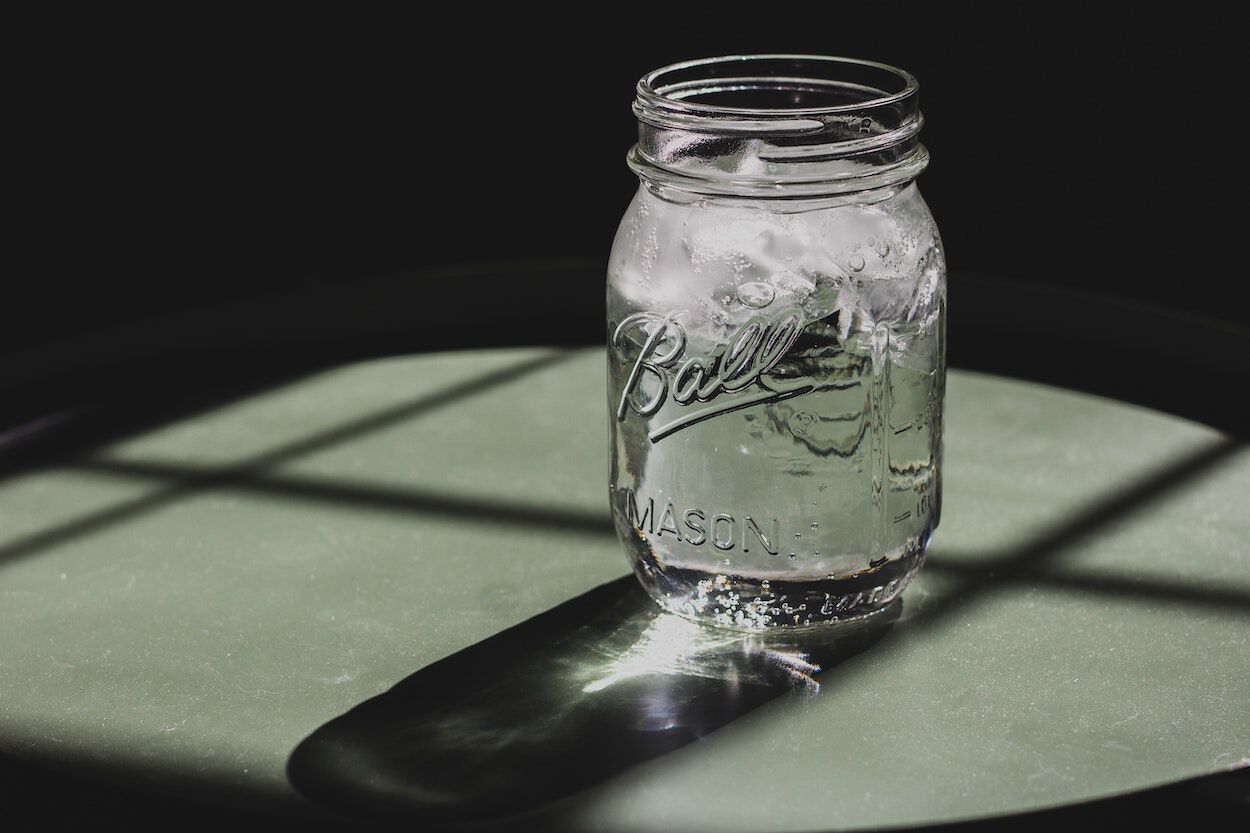 jampot met water en ijsklontjes