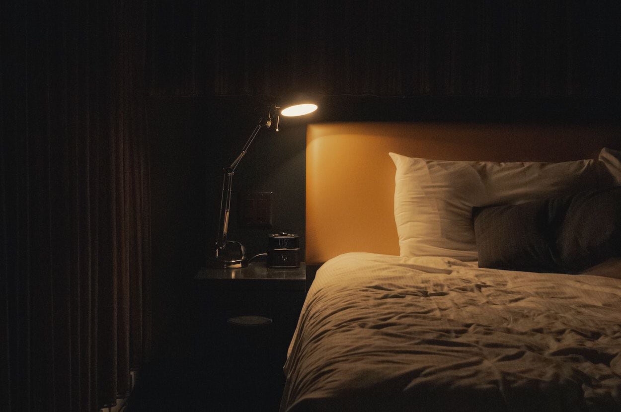 bed met nachtlampje aan