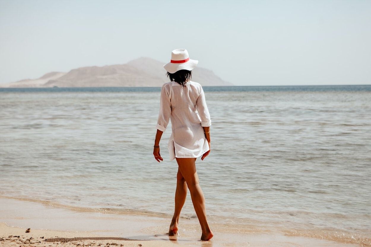 meisje met blouse op strand