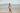meisje met blouse op strand