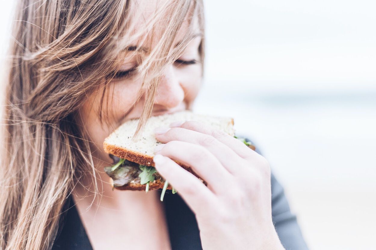 vrouw eet boterham