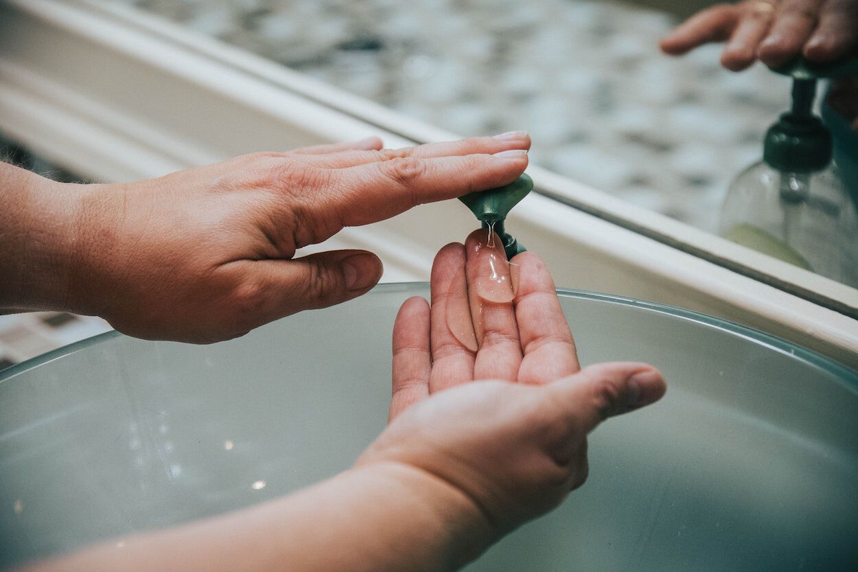 handen wassen onder kraan met zeep