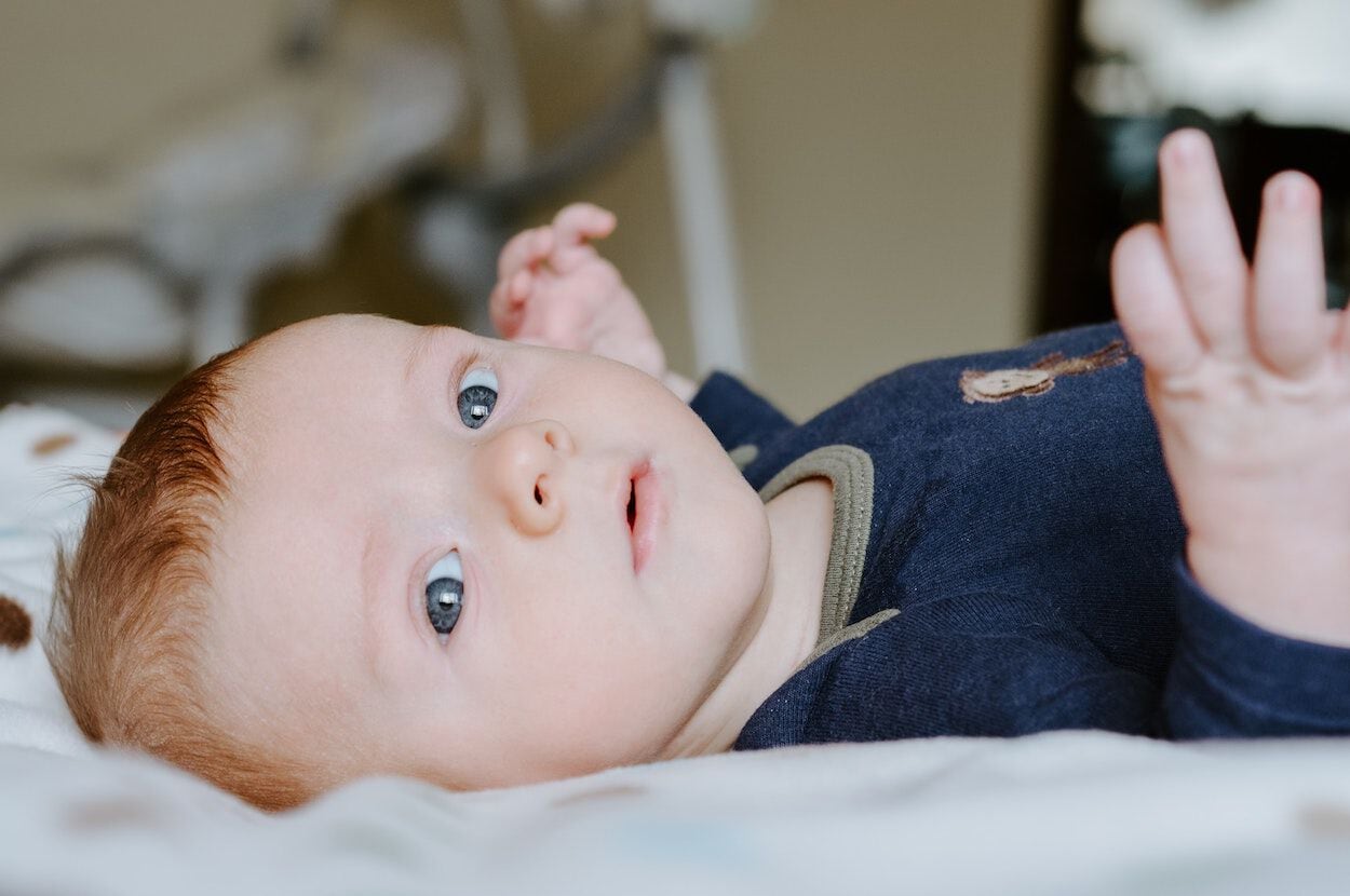baby kijkend naar camera