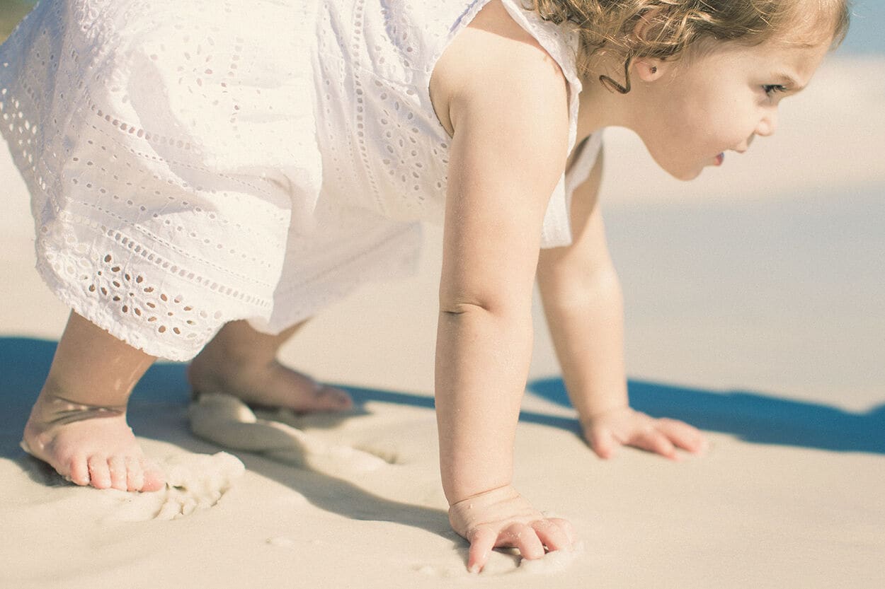 kind met zand spelen