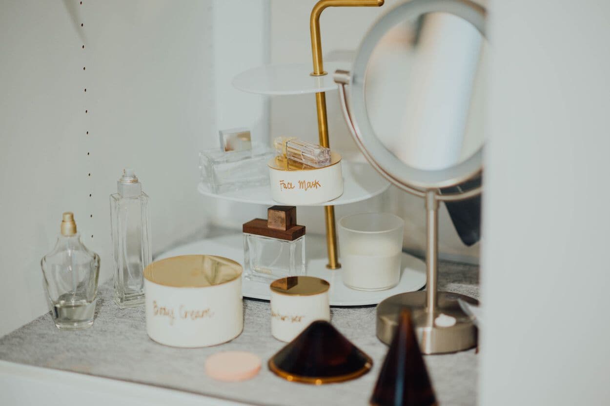 creme en parfums op baskamer met spiegel