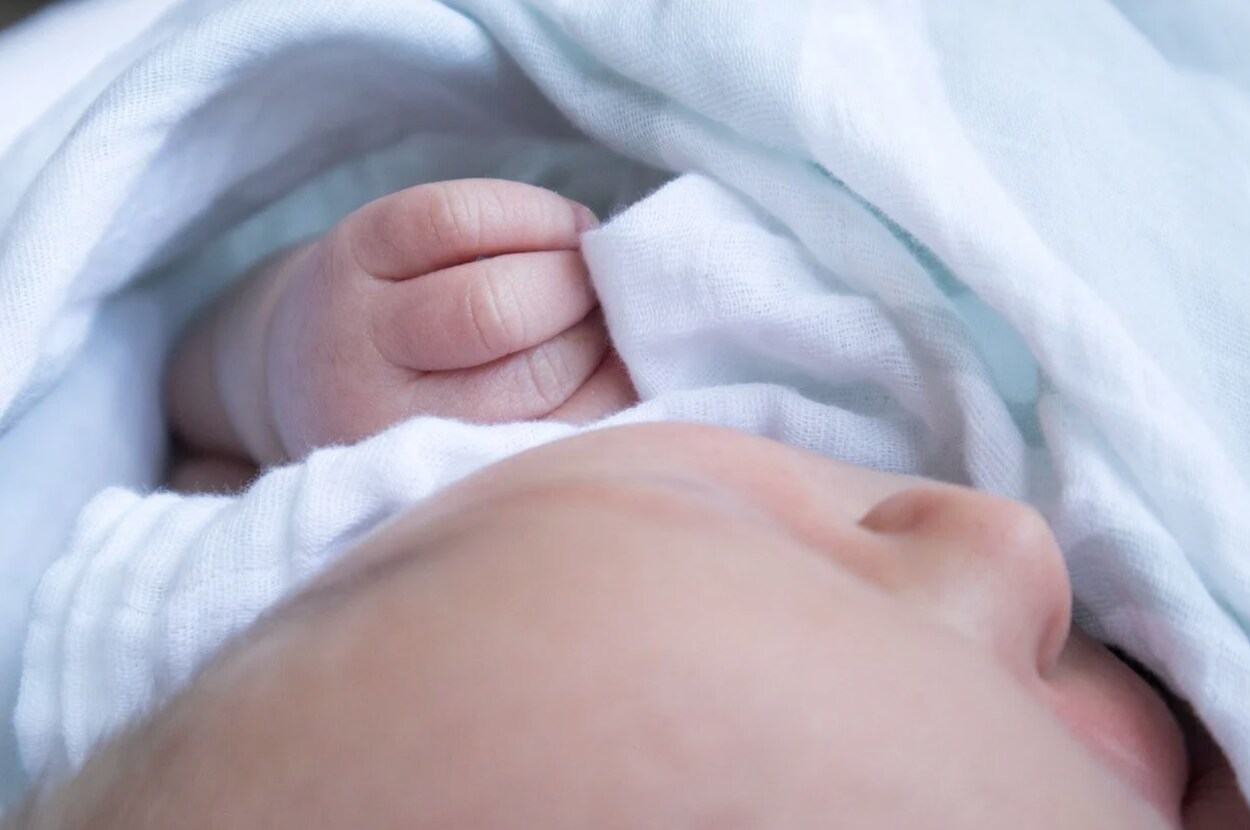 baby hoofdje en hand