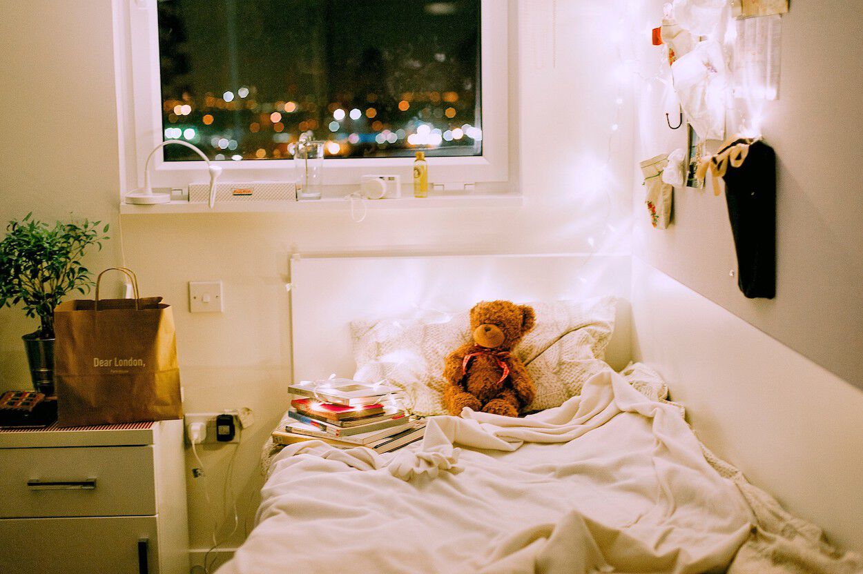 slaapkamer met teddybeer op bed