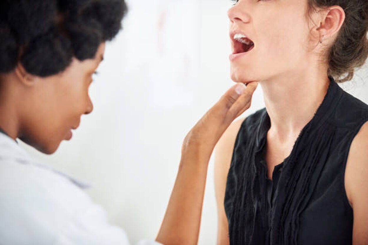 persoon met een mondslijmvliesontsteking