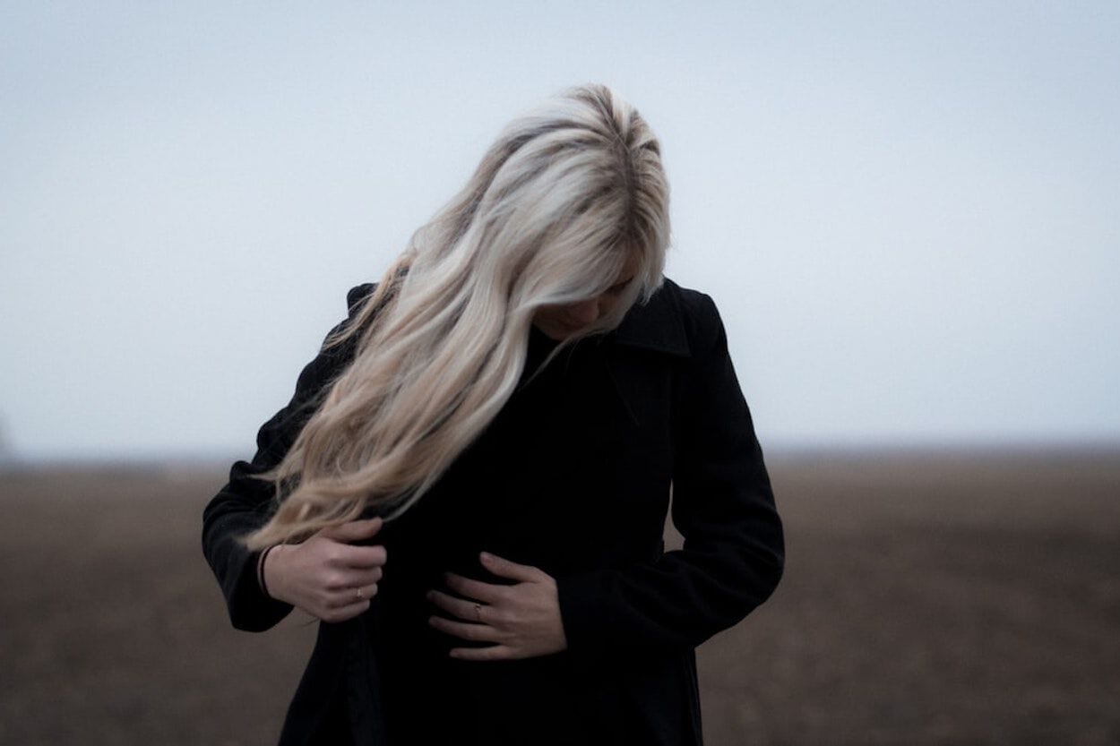 meisje kijkt naar beneden met uitgroei in haar