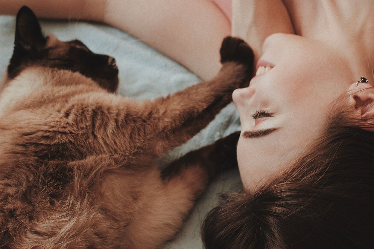 vrouw met kat op bed
