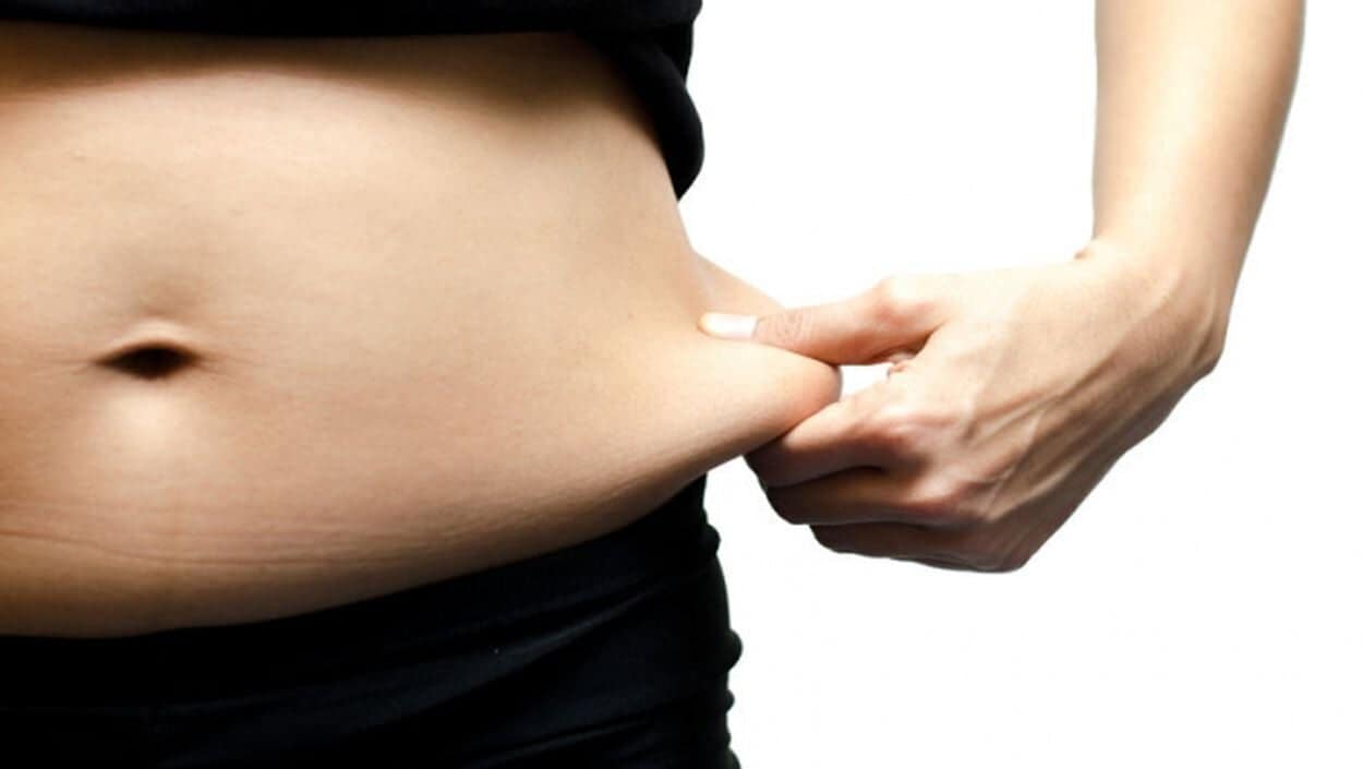 Een vrouw met teveel lichaamsvet, door een te hoog BMI. 