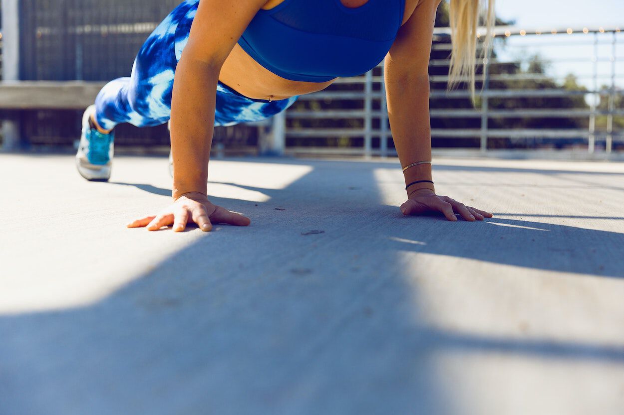 vrouw die een push-up doet