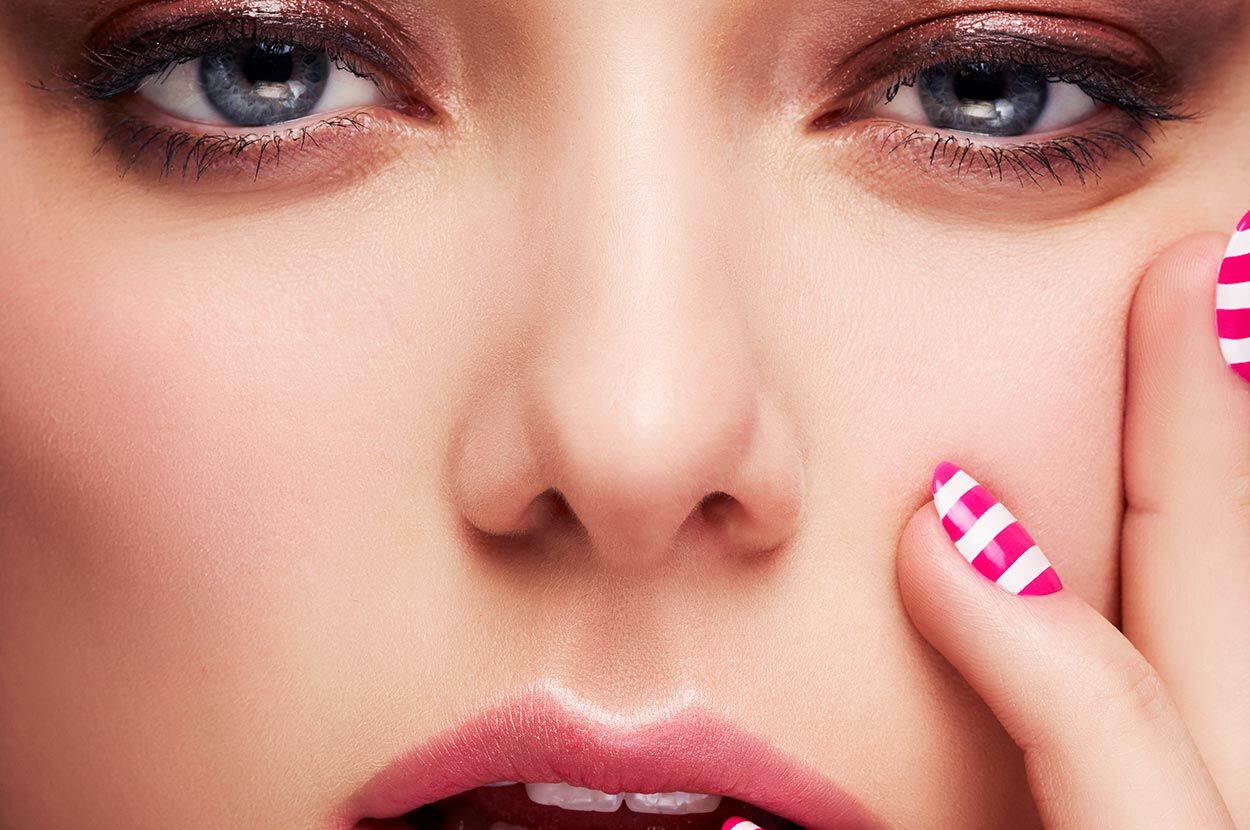 vrouw met make-up op gezicht
