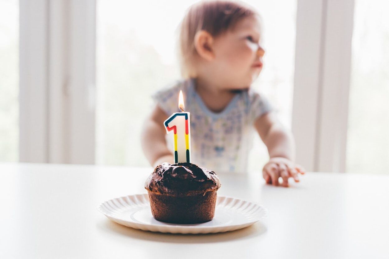 baby eerste verjaardag met taart en kaarsje