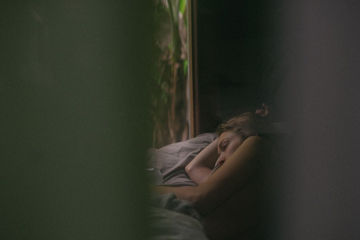 vrouw ligt in bed