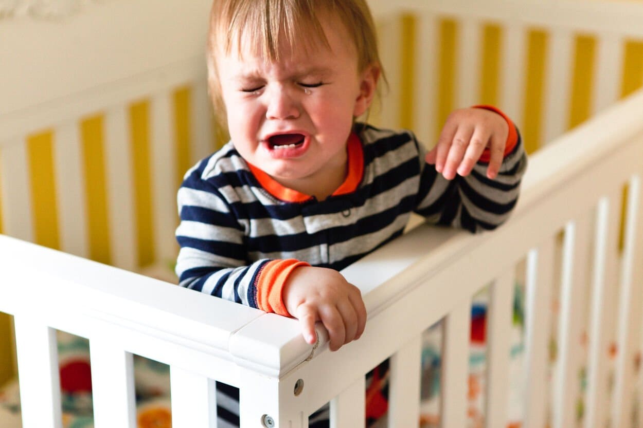 Een huilende baby die in de babypuberteit zit.