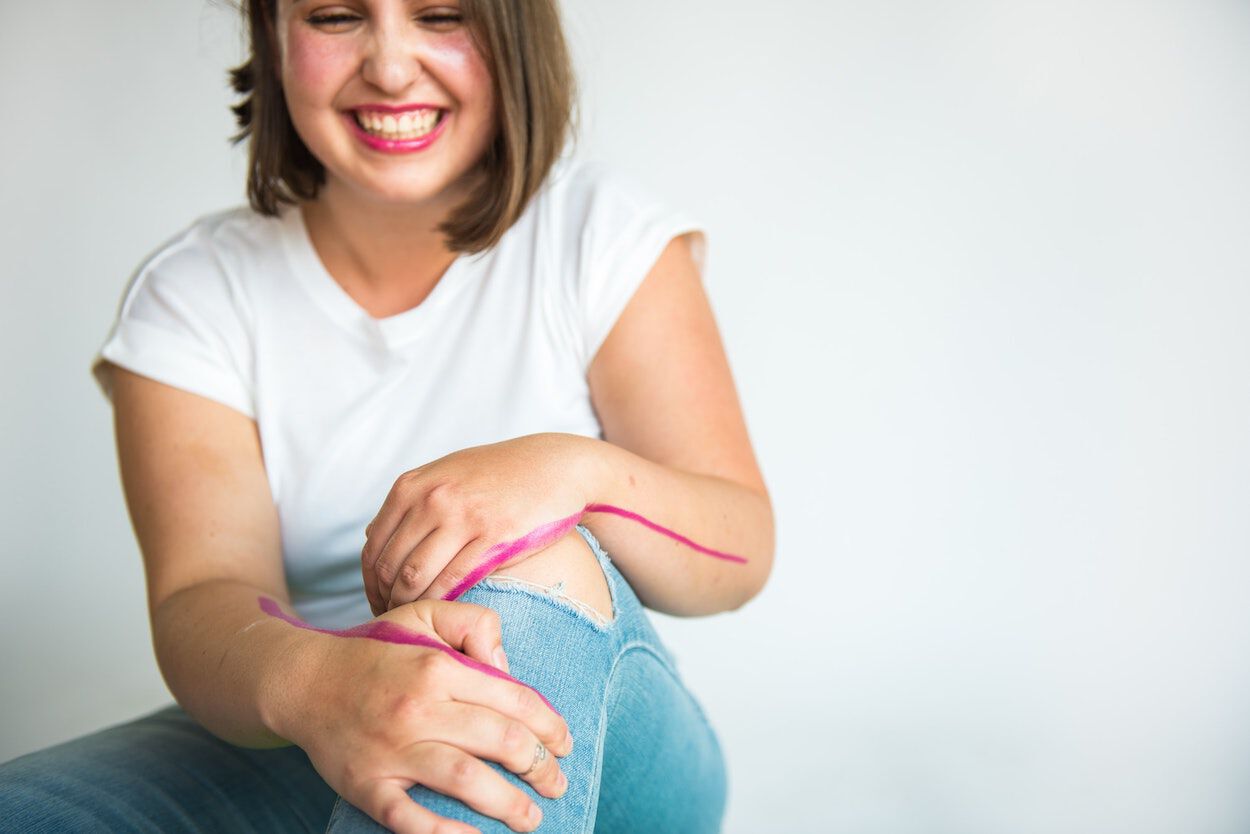 Een vrouw met een liesblessure 