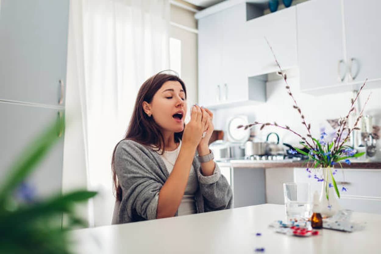 vrouw met een huisstofmijtallergie