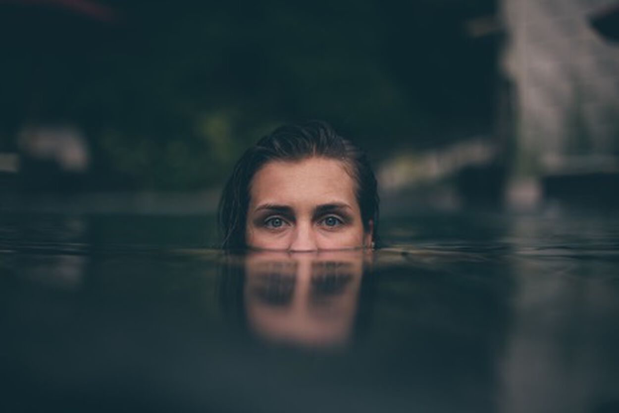 Vrouw aan het zwemmen in zee