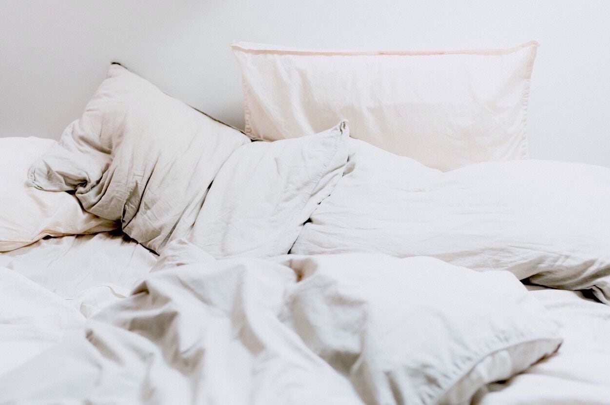bed met witte lakens