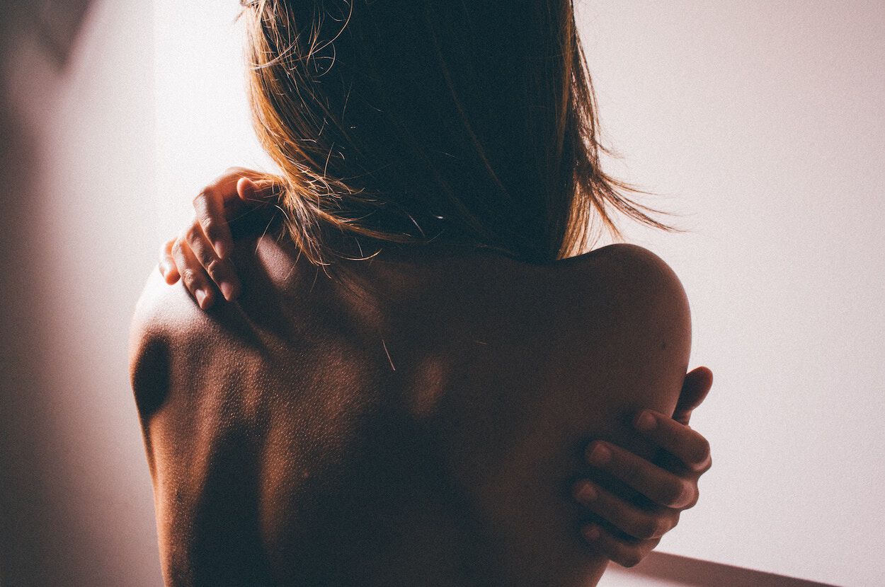 Blote rug vrouw met haar handen erop