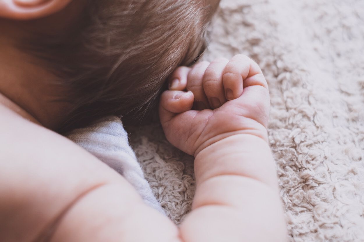 babyhoofdje en babyarmpje