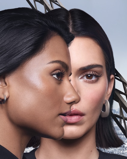 Vrouw brengt wimperserum zorgvuldig op haar wimpers aan