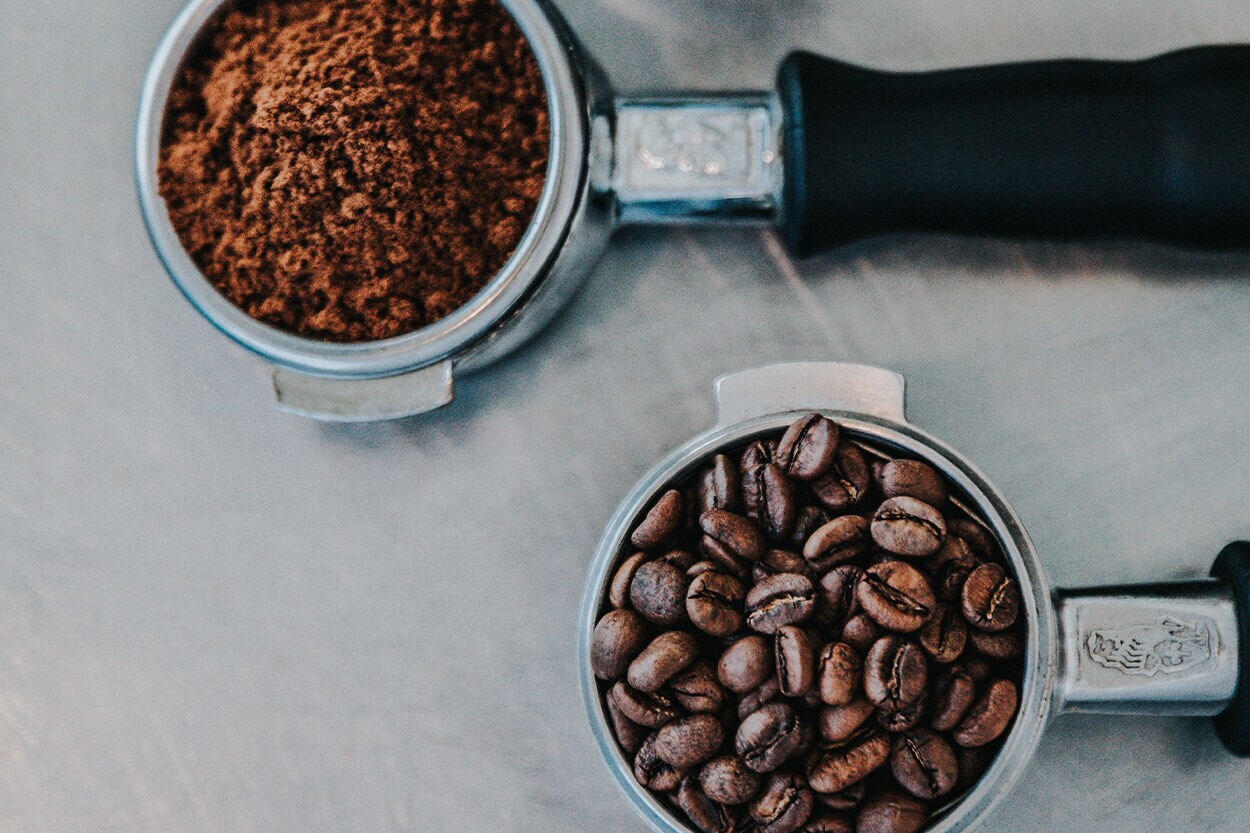 koffiebonen en gemalen koffie