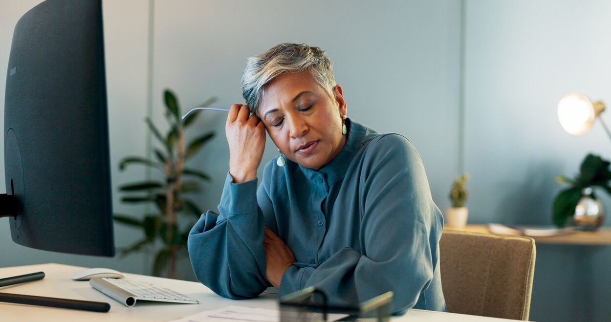 Vrouw van middelbare leeftijd die in een midlifecrisis zit.
