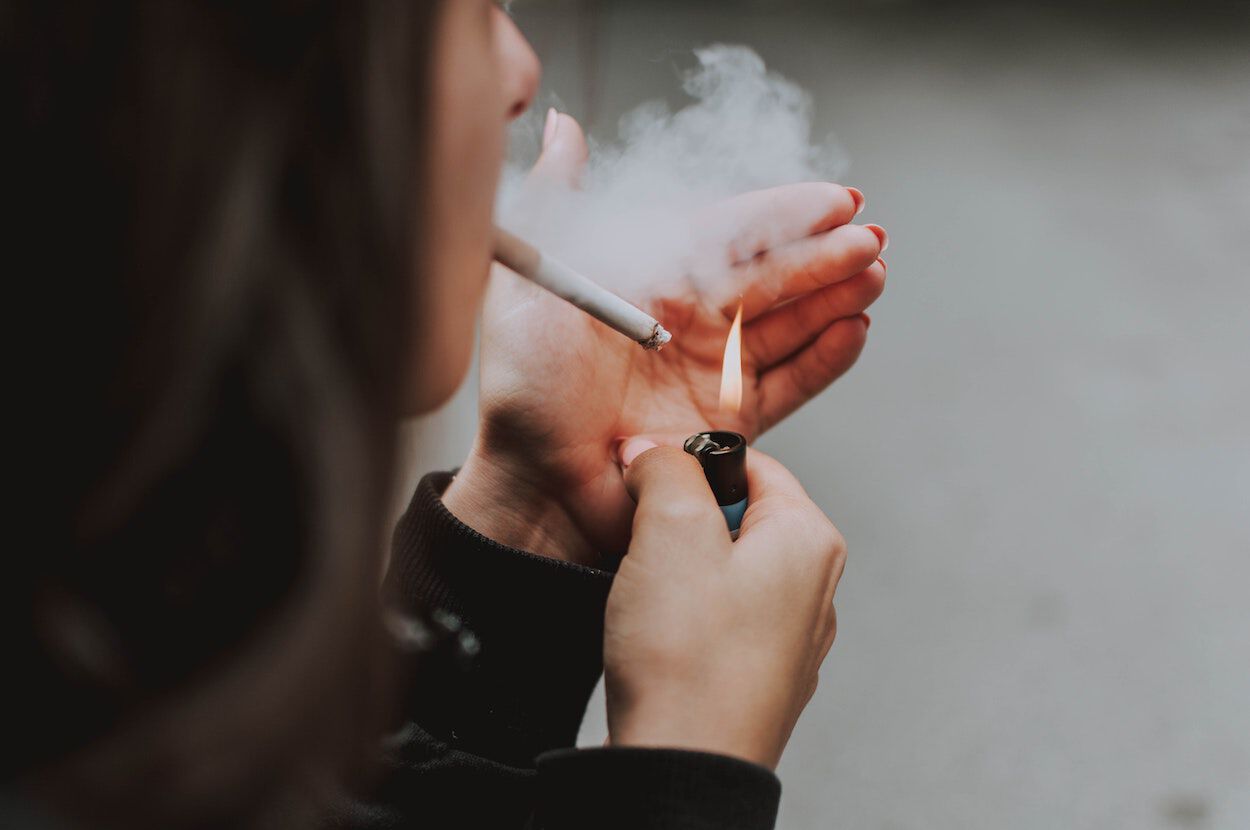 Vrouw rookt een sigaret